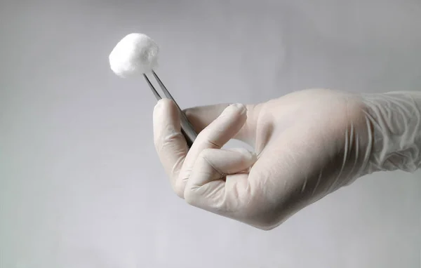 Mão Médico Com Luvas Látex Branco Mostrando Algodão Para Paciente — Fotografia de Stock