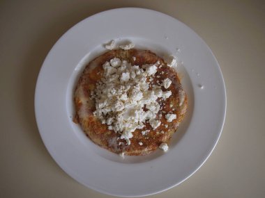 Yunan beyaz peyniri ve kekikli ev yapımı omlet.