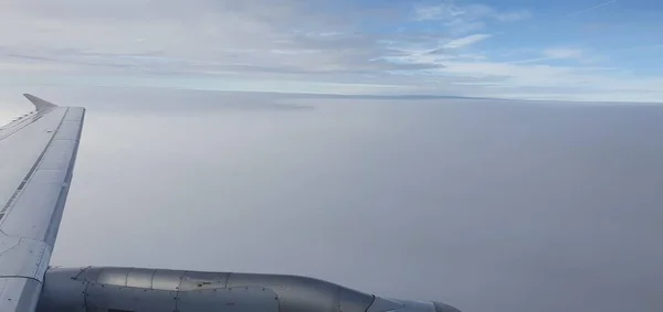 Gökyüzündeki Bir Uçağın Kanadı Motor Kapağı — Stok fotoğraf