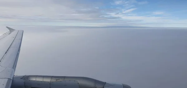 Gökyüzündeki Bir Uçağın Kanadı Motor Kapağı — Stok fotoğraf