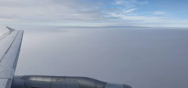 翼と空の航空機のエンジンカバー — ストック写真