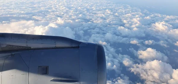 Gökyüzündeki Bir Uçağın Motor Kapağı — Stok fotoğraf