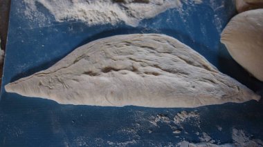 Bir dağ köyünde geleneksel Gürcü ekmeği pişirmek