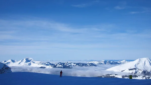 Jeden Narciarz Przed Urwiskiem Zboczu Góry Nad Chmurami Alpach Francuskich — Zdjęcie stockowe