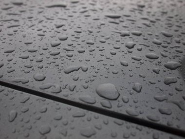 Bir araba gövdesinde yağmurda gerçek hidrofobik etki (Daytona gri inci efekti)