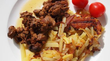 Kızarmış patatesle pişirilmiş ördek göğsü.