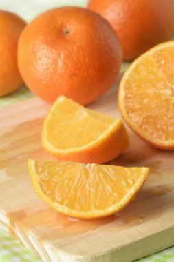 Dilimlenmiş ve sulu clementine