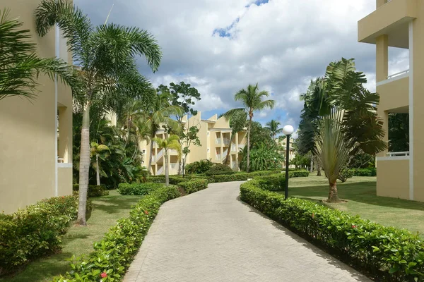     Turizm tesisi veya kat mülkiyeti tropikal peyzaj ile                           