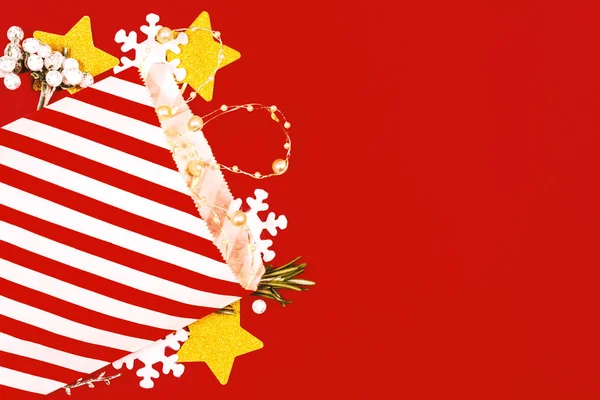 Geleneksel çizgili Noel hediyesi paketi.