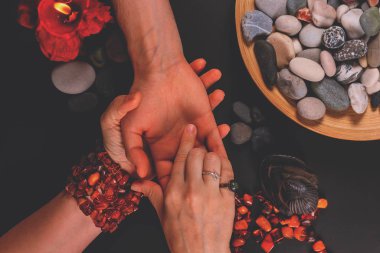 Falcılık, ilahi büyü ve okültizm kavramı.