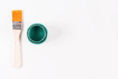 Fırça ve küçük yeşil teneke boya.