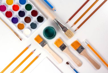 Fırça, kalem ve tuval üzerinde üst görünüm.