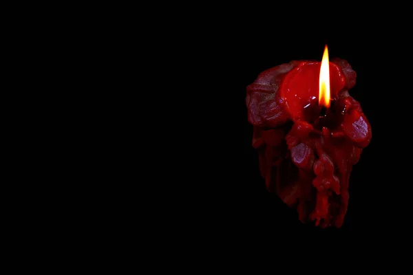 Una sola vela ardiente roja sobre negro. Primer plano . — Foto de Stock