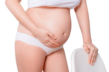 Karın ağrısı olan hamile beyaz bir kadın. İzole edilmiş.