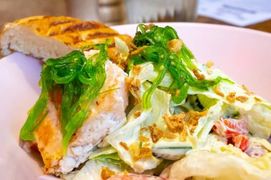 Somon ve baget soslu salata. Kapat..