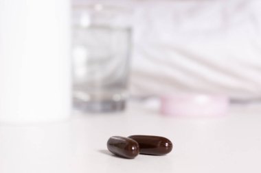 Haplar, komodinin üzerinde bir bardak su..