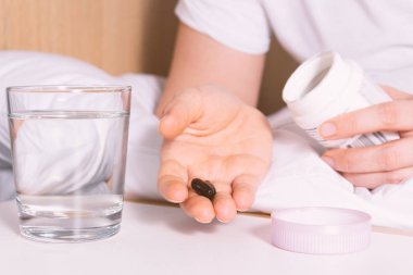 Elinde tablet tutan tanınmayan bir kadın. Grip..