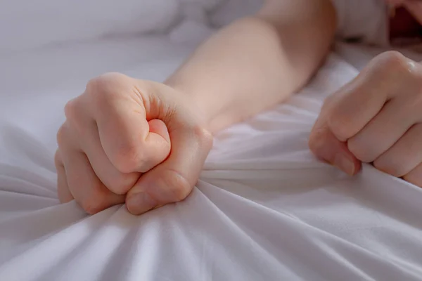 Concepto de abuso doméstico. Caucásico mujeres apretado puños . — Foto de Stock