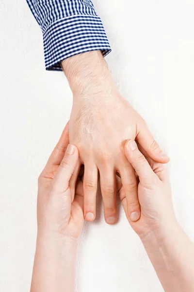 Mannelijke handmassage na manicure. Bovenaanzicht. — Stockfoto