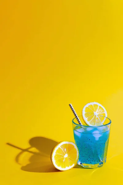 Holiday concept. Blue cocktail on summer background. — Stockfoto