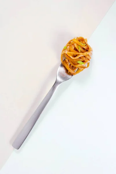 Классические спагетти с томатным соусом на вилке . — стоковое фото