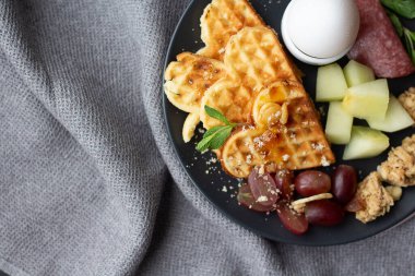 Otel odasında harika bir kahvaltı. Üst görünüm.