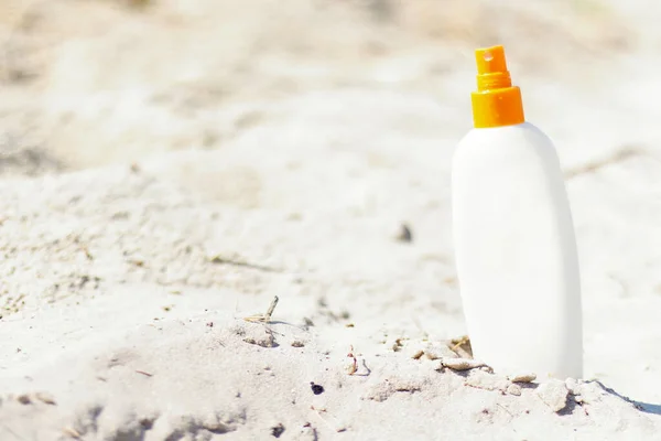 Mock-up för solskydd grädde på stranden. — Stockfoto