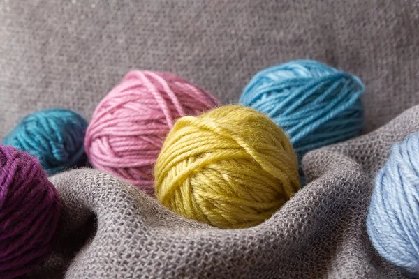 Boules de laine multicolores. Le passe-temps du tricot. Gros plan . — Photo