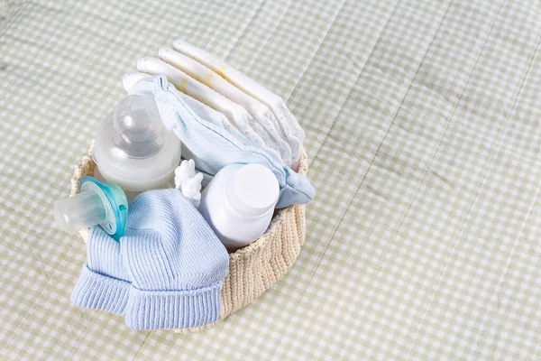 Одежда для новорожденных на пеленальном столе . — стоковое фото