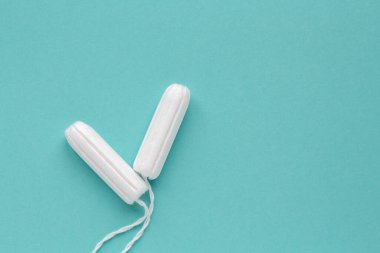 Tıbbi arka planda pamuk tamponlar. Boşluğu kopyala.