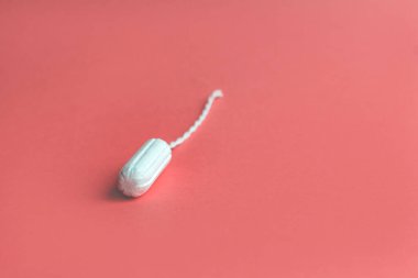 Pembe arka planda koruyucu beyaz pamuk tampon.