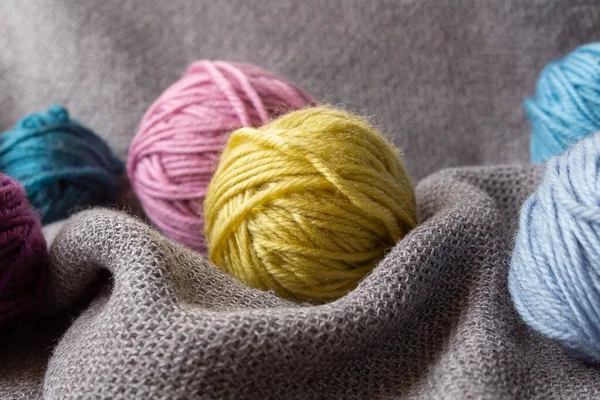 Boules de laine multicolores. Le passe-temps du tricot. Gros plan . — Photo