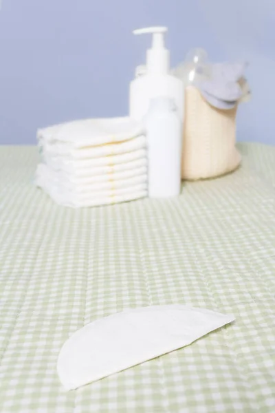 Almohadillas de pecho. Artículos de cuidado para recién nacidos. Cambio de mesa . —  Fotos de Stock