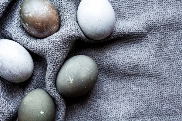 Verbazingwekkend Geschilderde Paaseieren Grijze Blauwe Eieren Grijze Gebreide Servet Gezellig — Stockfoto
