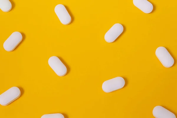 Белые Таблетки Веселом Ярко Желтом Фоне Большие Витамины Добавки Энергии — стоковое фото