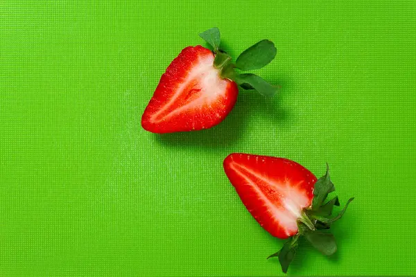 Ansicht Von Oben Saftige Frische Rote Erdbeere Mit Kleinen Grünen — Stockfoto