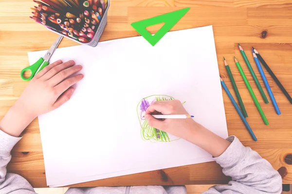 Dziecko Rysuje Obraz Kredkami Izolacji Widok Góry Drewniane Tło Stołu — Zdjęcie stockowe