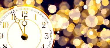 Saat ve bokeh ile yeni yıl afişi. Koyu mavi arka plan ve altın bokeh. 12 'ye 5 var. Noel kutlaması konsepti.