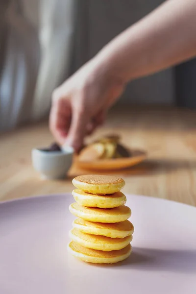Stapel von winzigen Pfannkuchen Müsli zur Dekoration. — Stockfoto