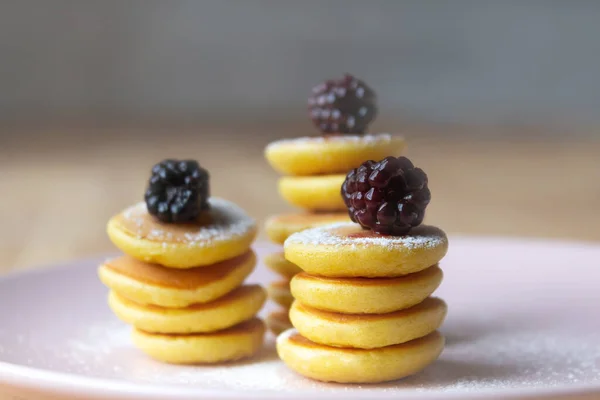 Close up of tiny pancakes with blackberries. — Stock Photo, Image