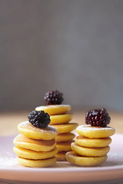 Dekat pancake kecil dengan blackberry. — Stok Foto