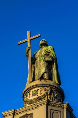 Volodymyr 'in Kyiv şehrindeki tepedeki anıtı.
