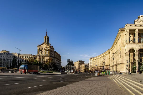 Kyiv 'in merkez caddesindeki manzara Khreshchatyk caddesi.