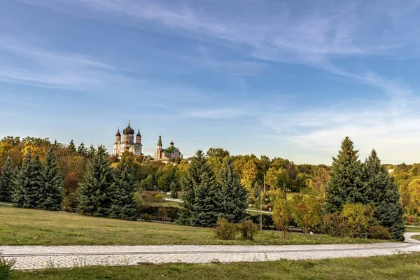 Hermoso Paisaje Parque Ciudad Con Iglesia Fondo — Foto de Stock