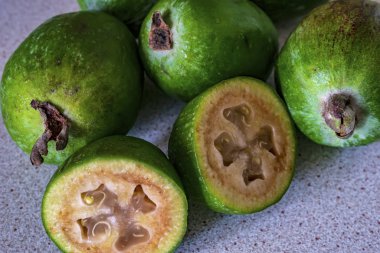 Fayjoa 'nın taze meyvesi masaya yakın.