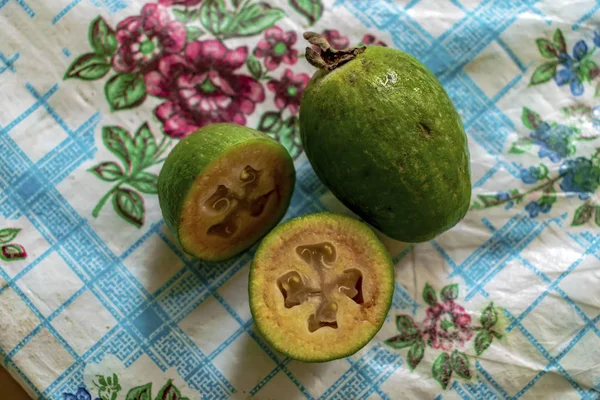 Fruta Fresca Feijoa Sobre Mesa —  Fotos de Stock