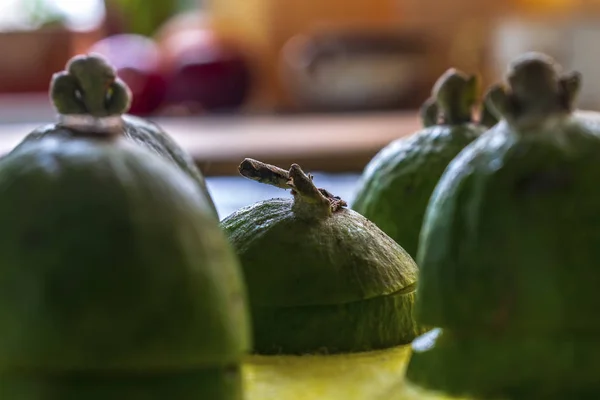 Die Frischen Scheiben Feijoa Auf Dem Tisch Aus Nächster Nähe — Stockfoto