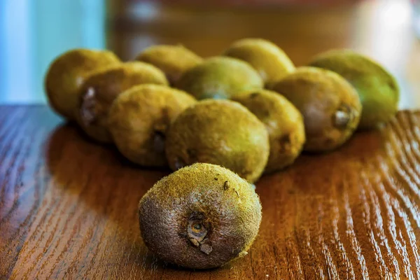 Etwas Reife Frische Kiwi Auf Dem Holztisch — Stockfoto