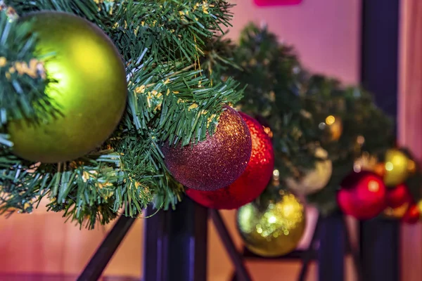 Noel baloları Noel ağacının dalında