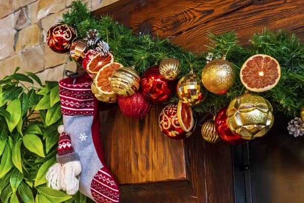Noel zamanı şöminenin üstünde Noel dekoltesi